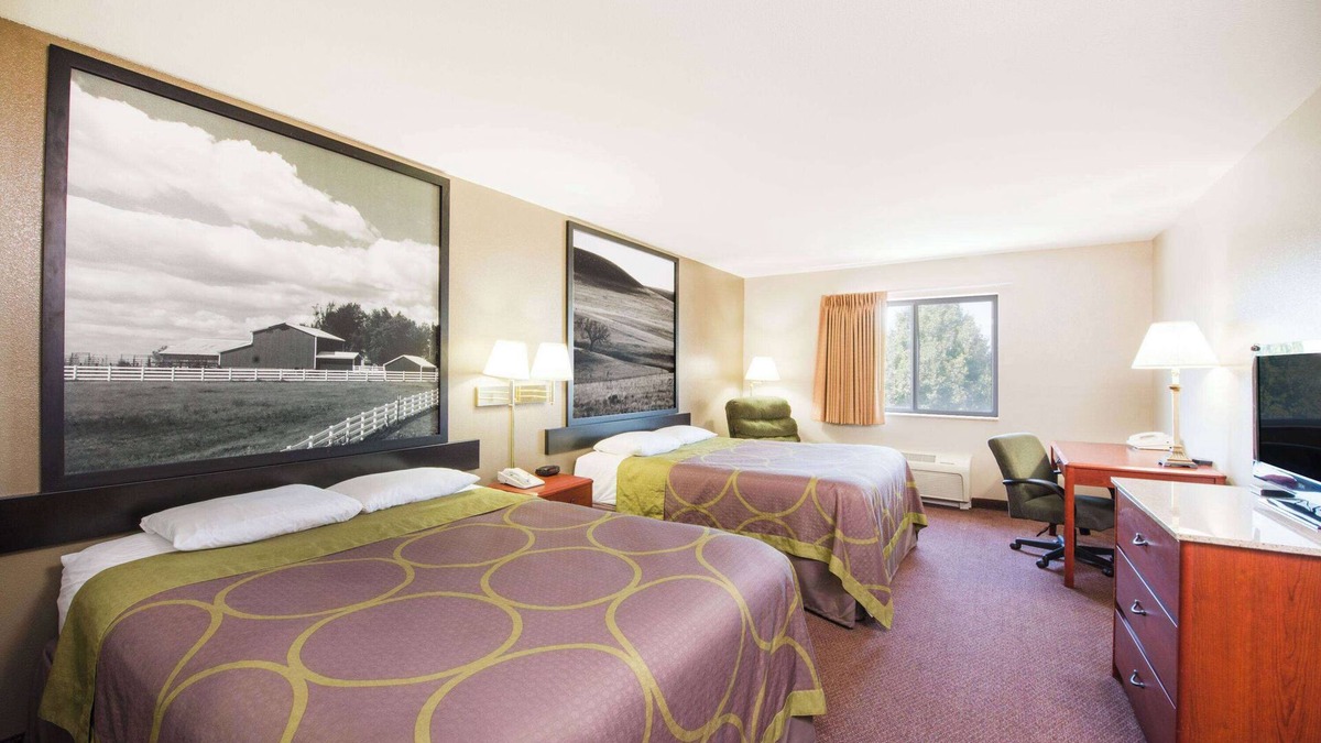 Iola Hotel | Super 8 by Wyndham Iola KS