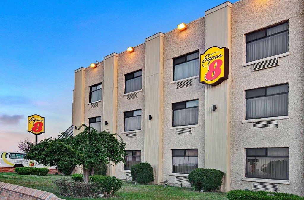 Rochdale Hotel | Super 8 by Wyndham Jamaica North Conduit
