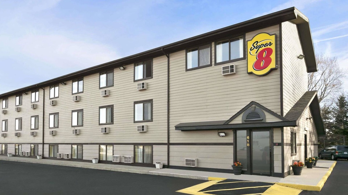 Kalamazoo Hotel | Super 8 by Wyndham Kalamazoo