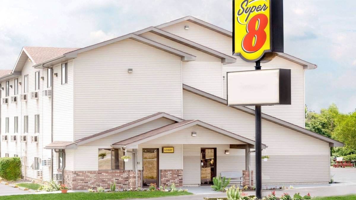Kent Hotel | Super 8 by Wyndham Kent/Akron Area