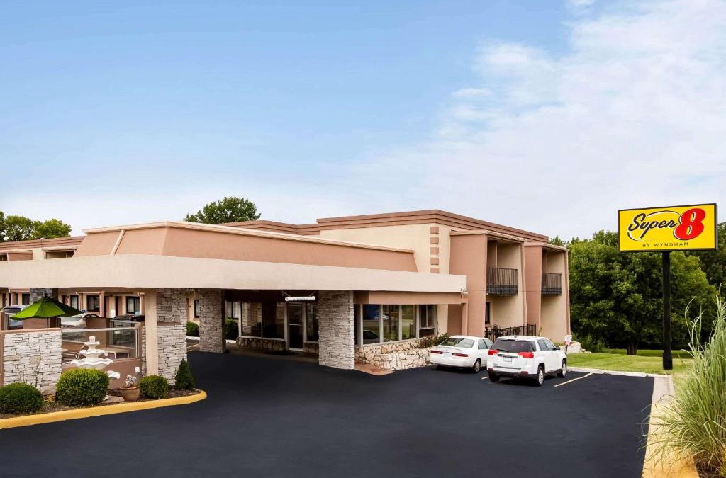 Sunset Hills Hotel | Super 8 by Wyndham Lawrence KU