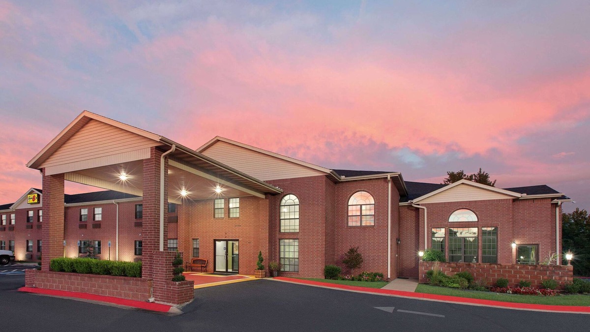 Lowell Hotel | Super 8 by Wyndham Lowell/Bentonville/Rogers Area
