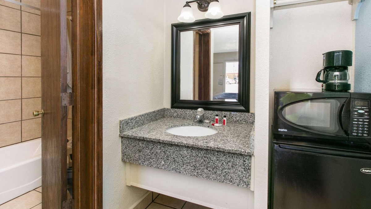 Downtown Hotel | Super 8 by Wyndham Lubbock Civic Center North