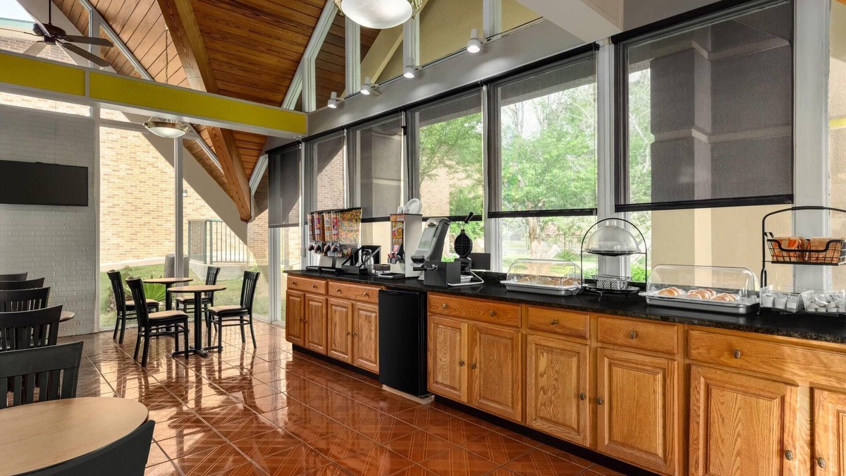 Macon Hotel | Super 8 by Wyndham Macon GA