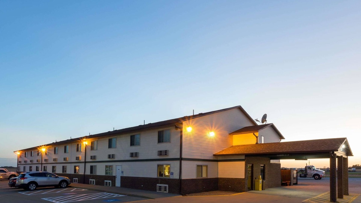 Mendota Hotel | Super 8 by Wyndham Mendota I-39