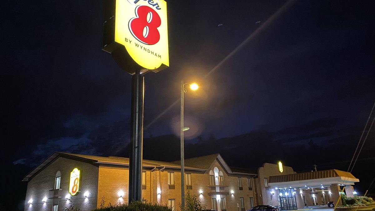 Metropolis Hotel | Super 8 by Wyndham Metropolis