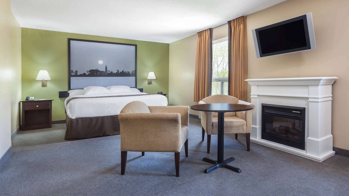 Midland Hotel | Super 8 by Wyndham Midland