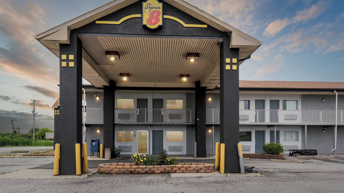 Millbury Hotel | Super 8 by Wyndham Millbury/Toledo