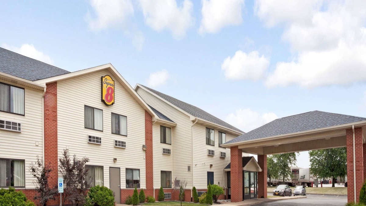 Monee Hotel | Super 8 by Wyndham Monee