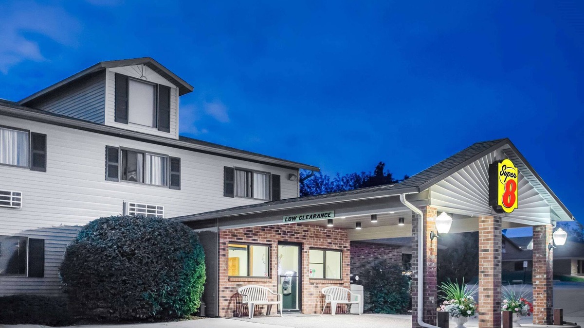 Monroe Hotel | Super 8 by Wyndham Monroe WI
