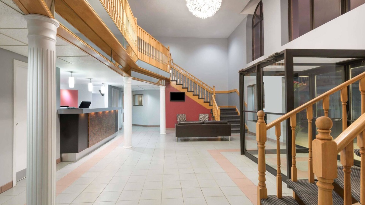 Hamilton Hotel | Super 8 by Wyndham Mt Hope Hamilton Intl Arpt ON