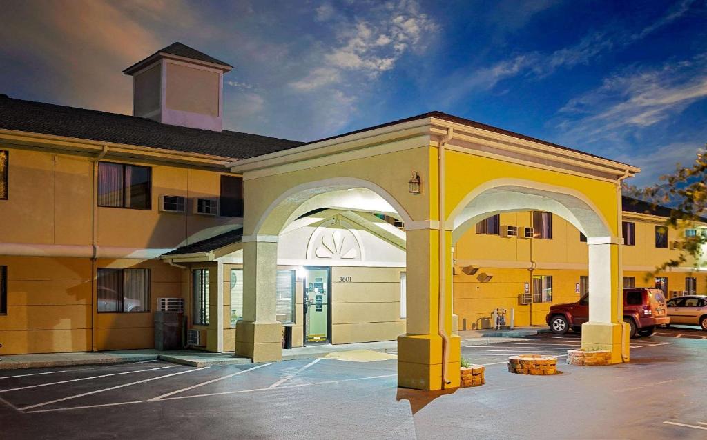 Muncie Hotel | Super 8 by Wyndham Muncie/Ball St. College Area