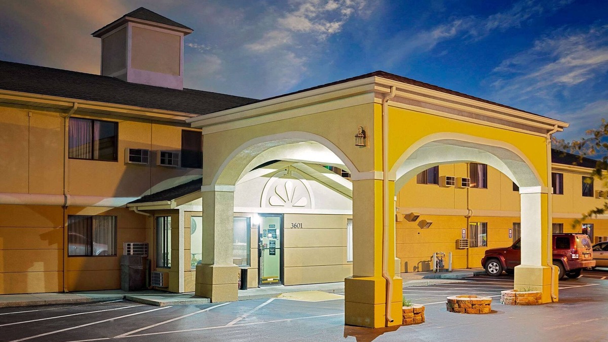 Muncie Hotel | Super 8 by Wyndham Muncie/Ball St. College Area