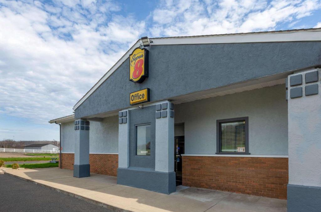 Newcomerstown Hotel | Super 8 by Wyndham Newcomerstown
