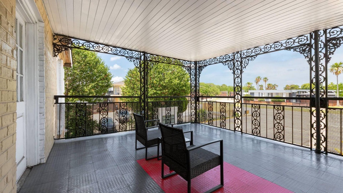 Viavant - Venetian Isles Hotel | Super 8 by Wyndham New Orleans