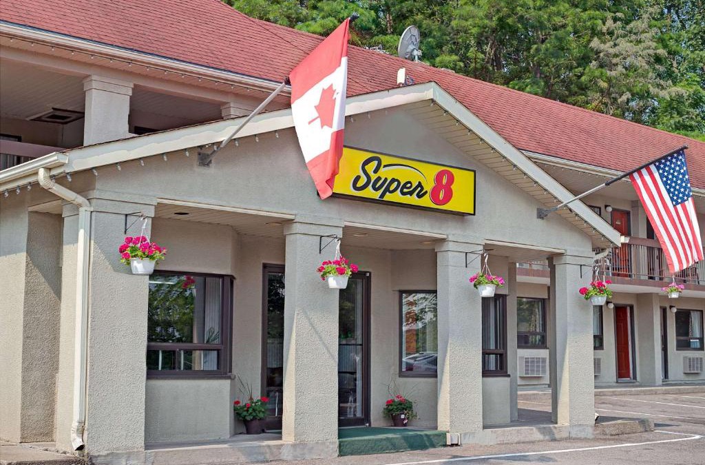 Silvertown Hotel | Super 8 by Wyndham Niagara Falls North