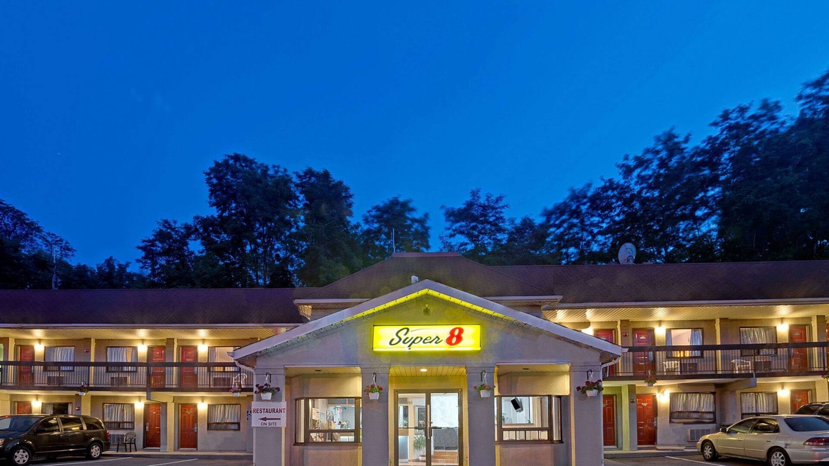 Silvertown Hotel | Super 8 by Wyndham Niagara Falls North