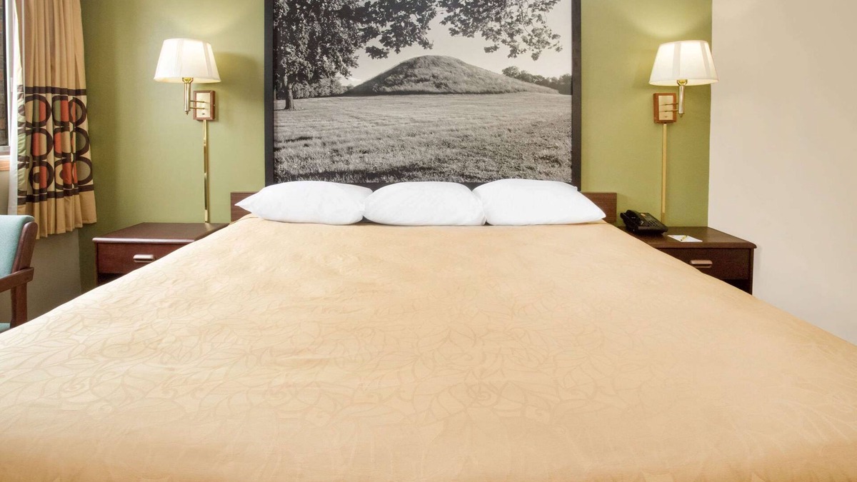 Normal Hotel | Super 8 by Wyndham Normal Bloomington