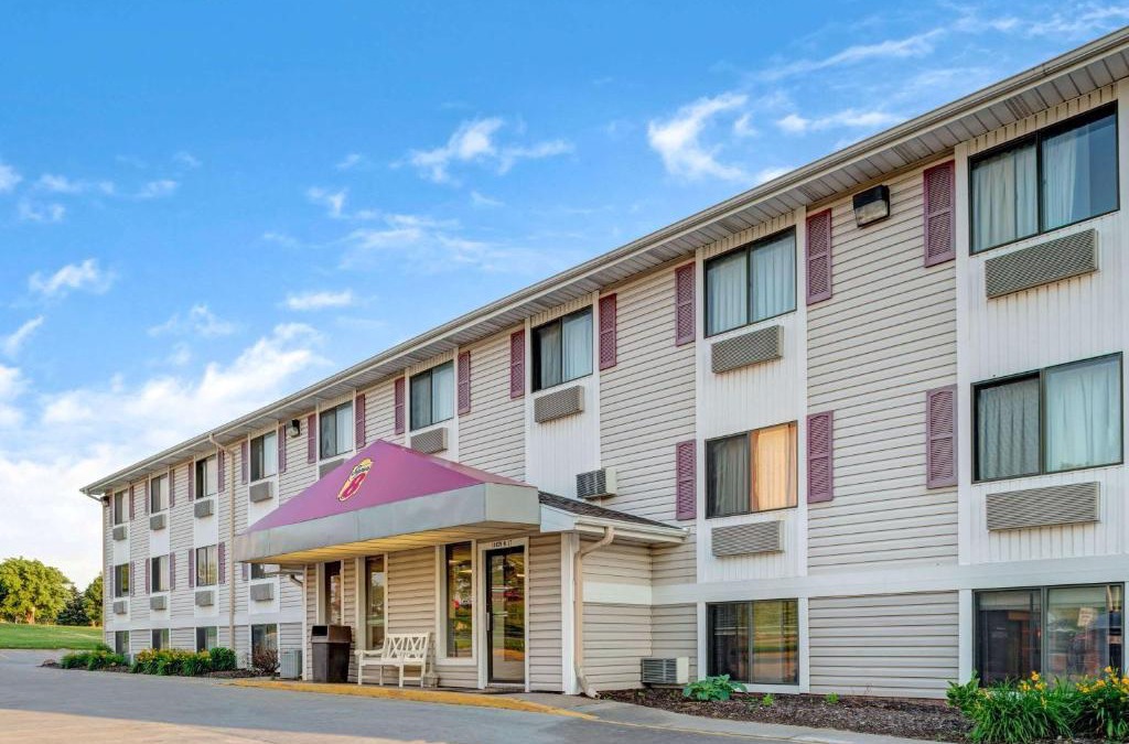 Millard Hotel | Super 8 by Wyndham Omaha I-80 West