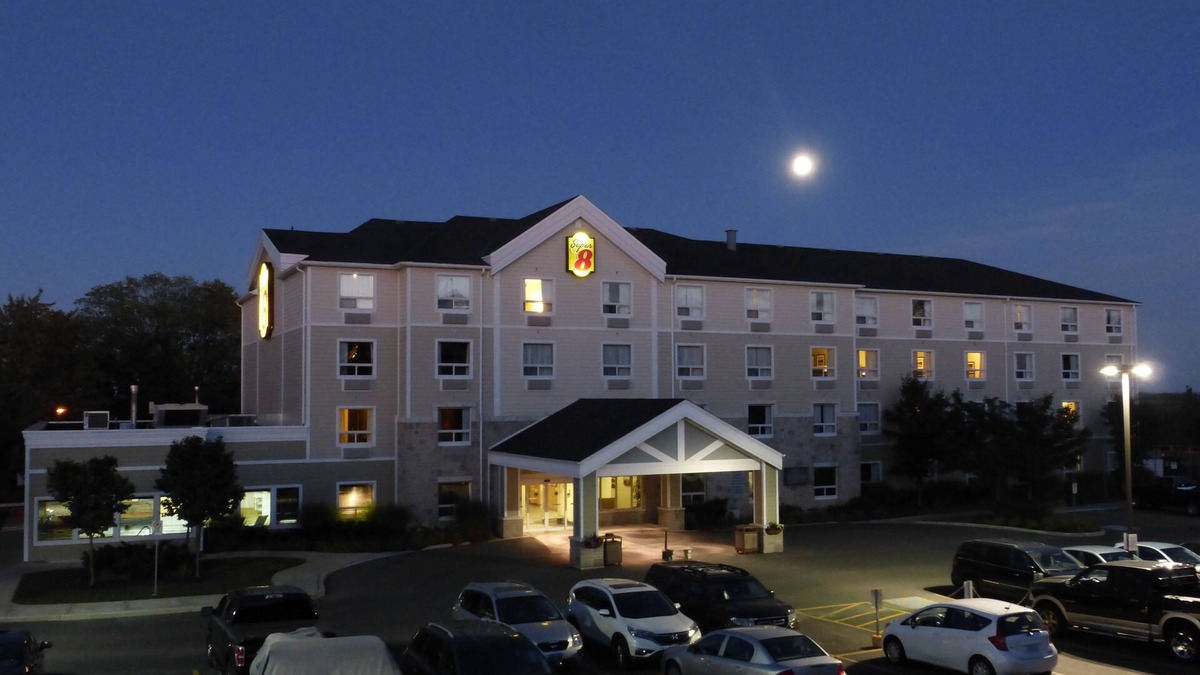 Peterborough Hotel | Super 8 by Wyndham Peterborough