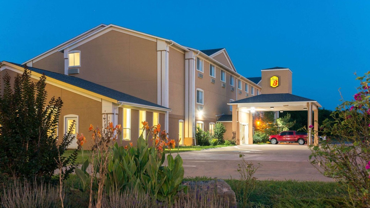 Perry Hotel | Super 8 by Wyndham Perry