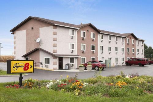 Peru Hotel | Super 8 by Wyndham Peru Starved Rock State Park