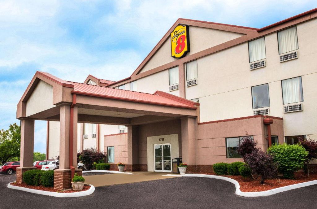 Pevely Hotel | Super 8 by Wyndham Pevely