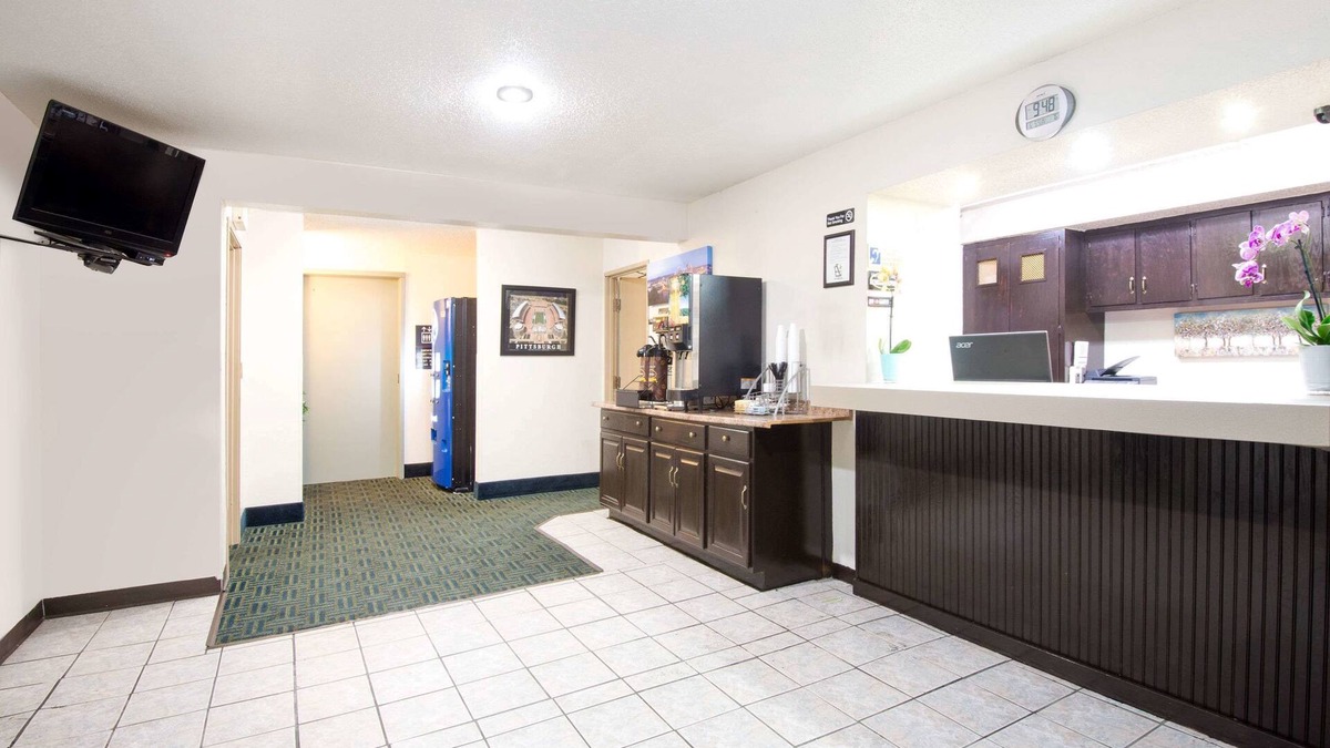 Moon Township Hotel | Super 8 by Wyndham Pittsburgh PA Airport/University Area