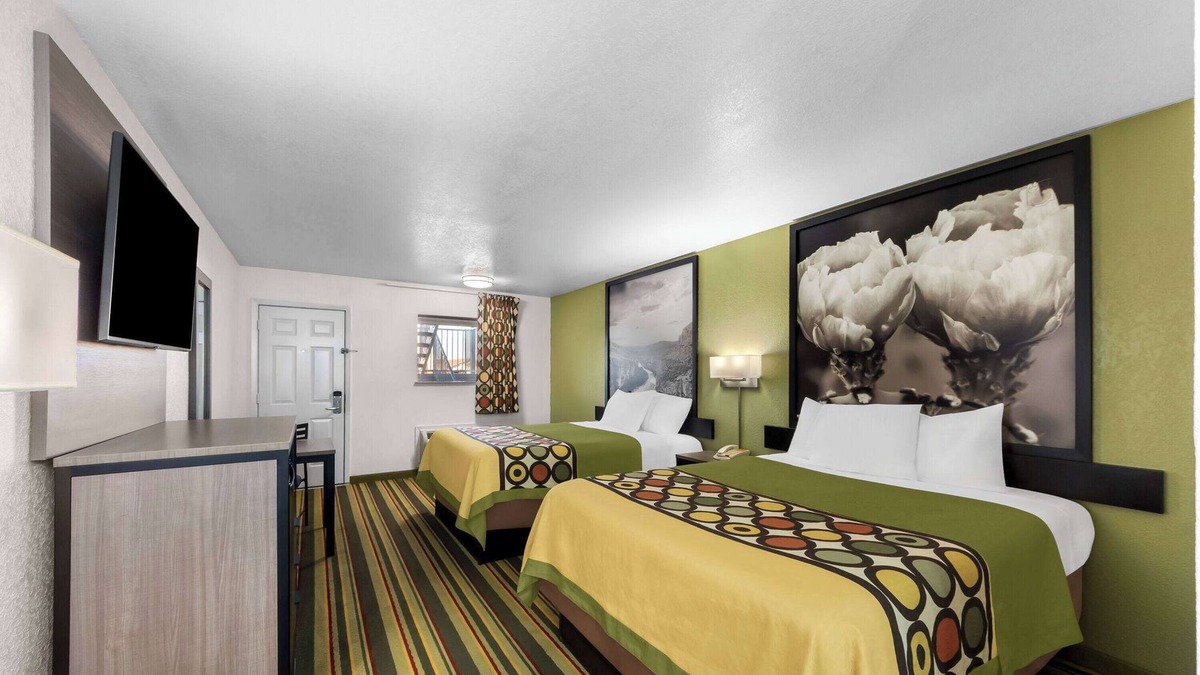 Pleasanton Hotel | Super 8 by Wyndham Pleasanton