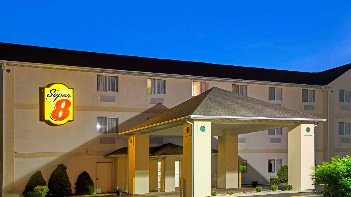 Mitchell Hotel | Super 8 by Wyndham Pontoon Beach IL/St. Louis MO Area