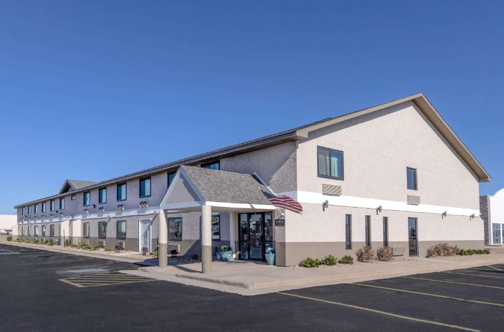 Pratt Hotel | Super 8 by Wyndham Pratt
