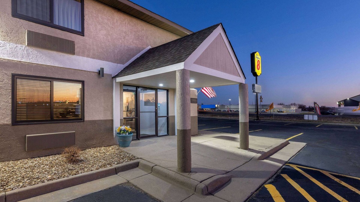 Pratt Hotel | Super 8 by Wyndham Pratt