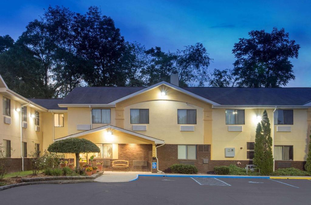 Radford Hotel | Super 8 by Wyndham Radford VA