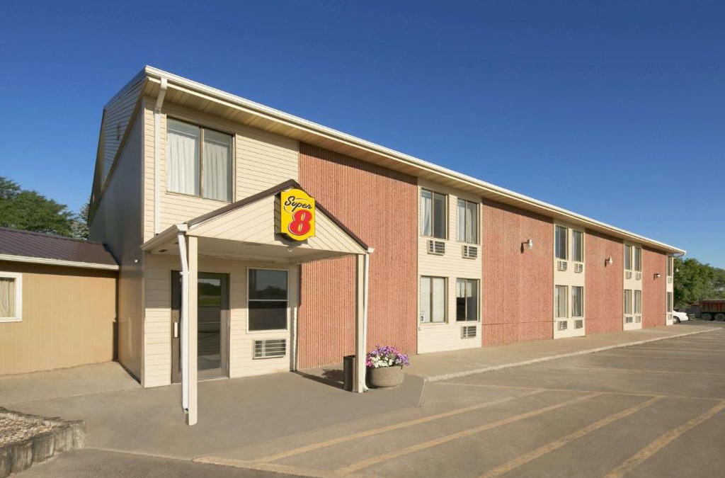 Redfield Hotel | Super 8 by Wyndham Redfield