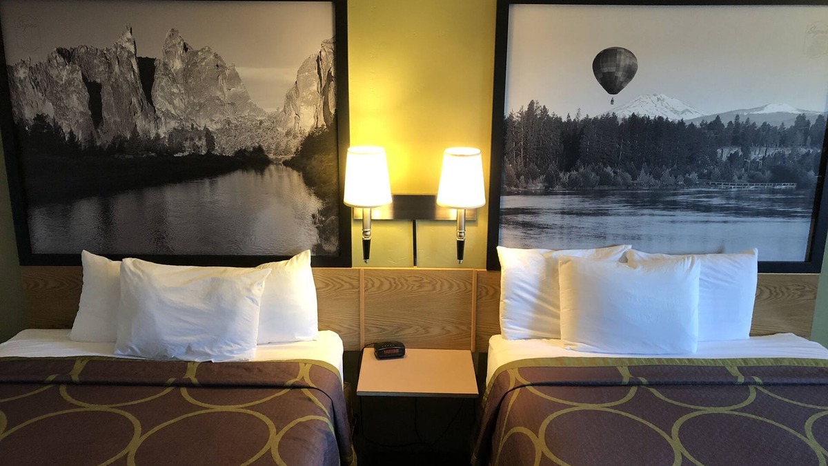 Redmond Hotel | Super 8 by Wyndham Redmond
