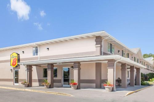 Claypool Hill Hotel | Super 8 by Wyndham Richlands/Claypool Hill Area