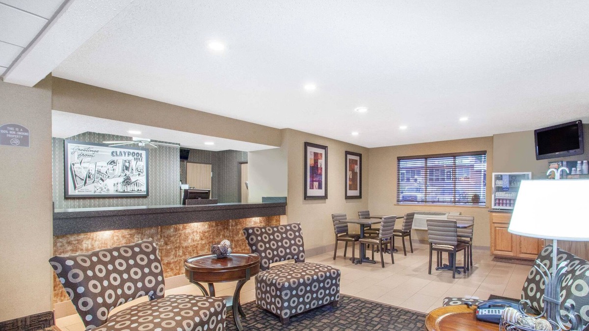 Claypool Hill Hotel | Super 8 by Wyndham Richlands/Claypool Hill Area