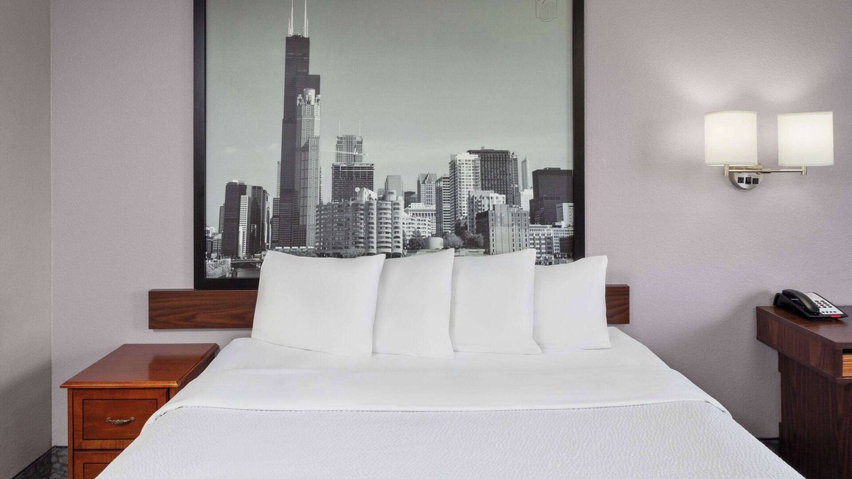 Romeoville Hotel | Super 8 by Wyndham Romeoville Bolingbrook