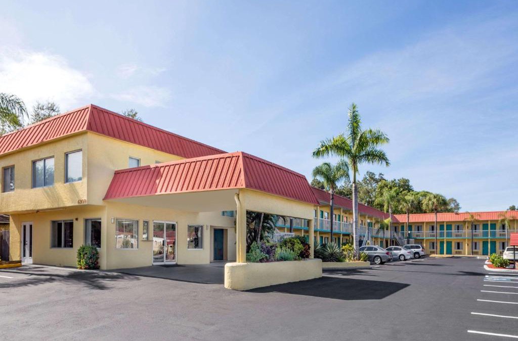 Indian Beach Sapphire Shores Hotel | Super 8 by Wyndham Sarasota Near Siesta Key