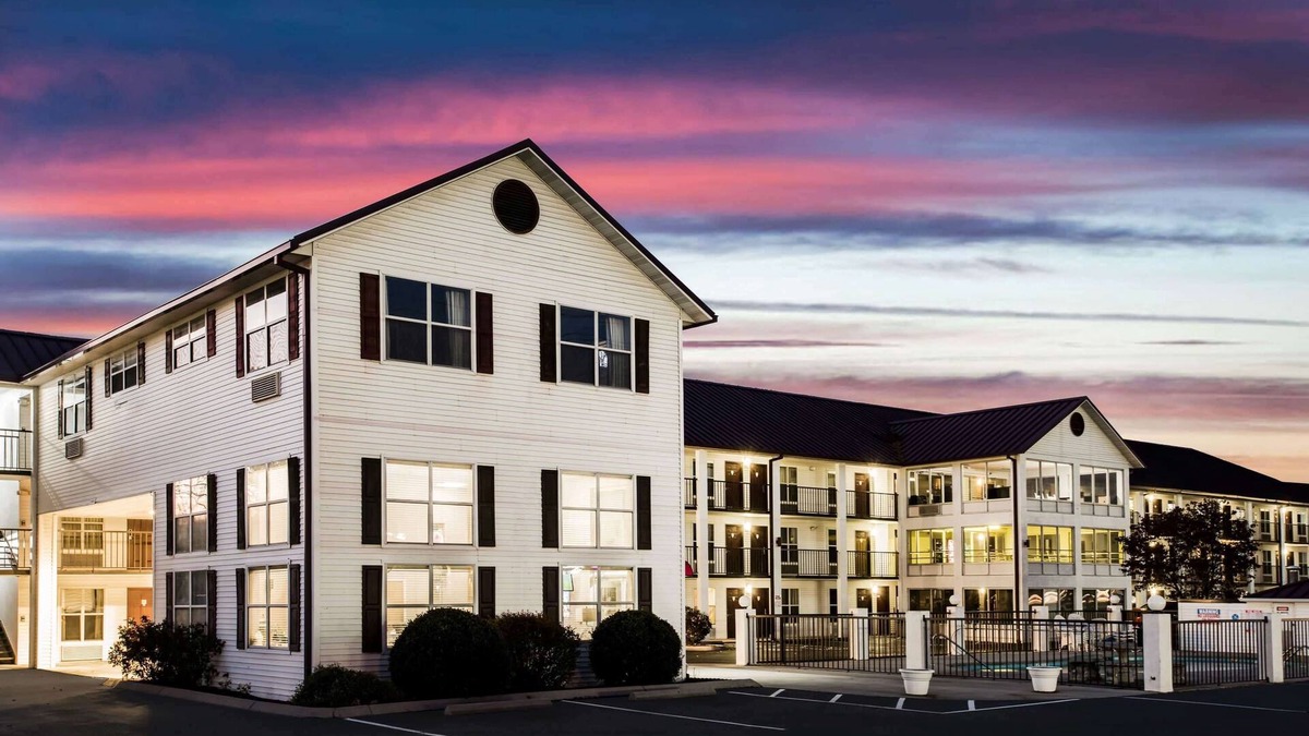 Sevierville Hotel | Super 8 by Wyndham Sevierville Riverside
