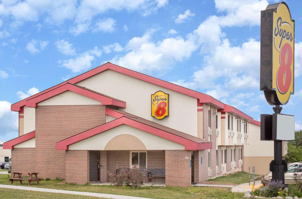 Sheboygan Hotel | Super 8 by Wyndham Sheboygan WI