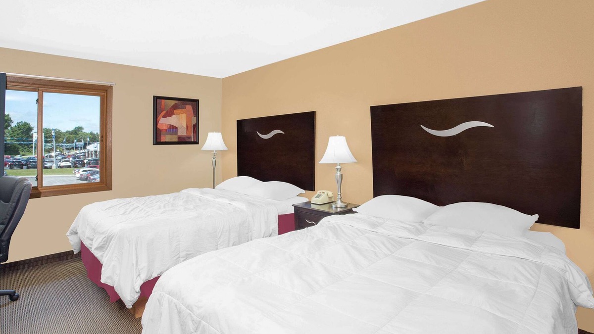 Sheboygan Hotel | Super 8 by Wyndham Sheboygan WI