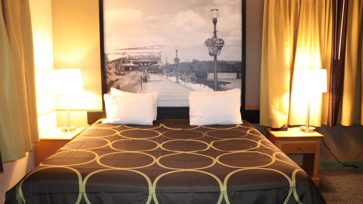 Sheldon Hotel | Super 8 by Wyndham Sheldon