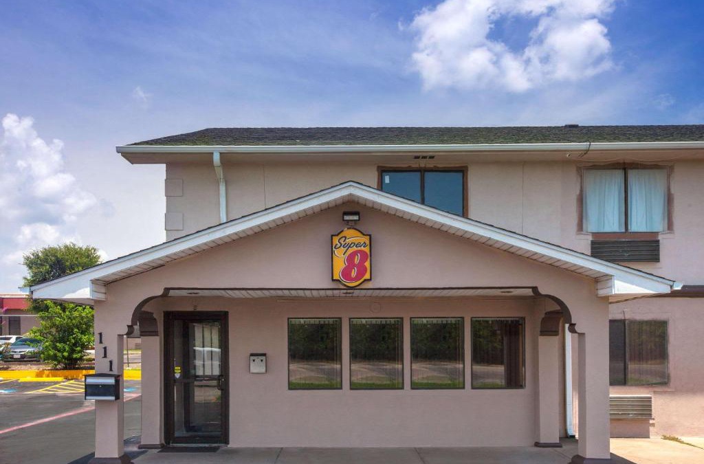 Sherman Hotel | Super 8 by Wyndham Sherman
