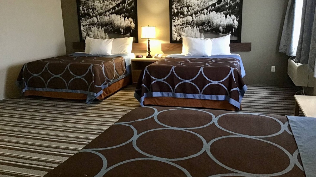 Spokane Hotel | Super 8 by Wyndham Spokane/West