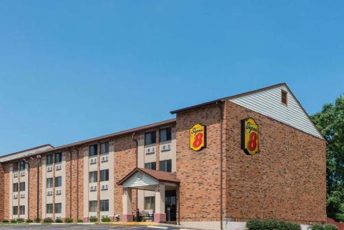 St. Charles Hotel | Super 8 by Wyndham St Charles
