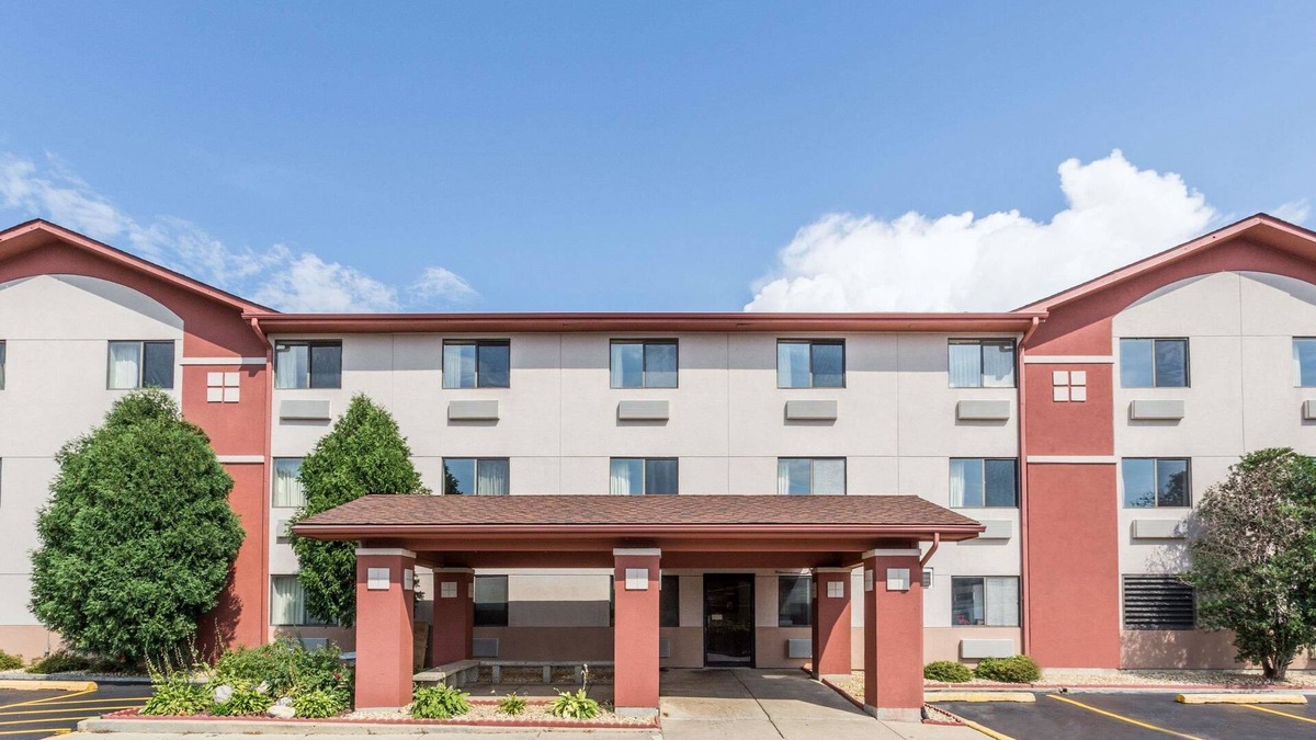 St. Charles Hotel | Super 8 by Wyndham St. Charles