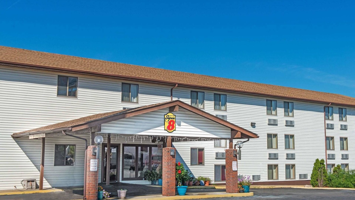 Sullivan Hotel | Super 8 by Wyndham Sullivan