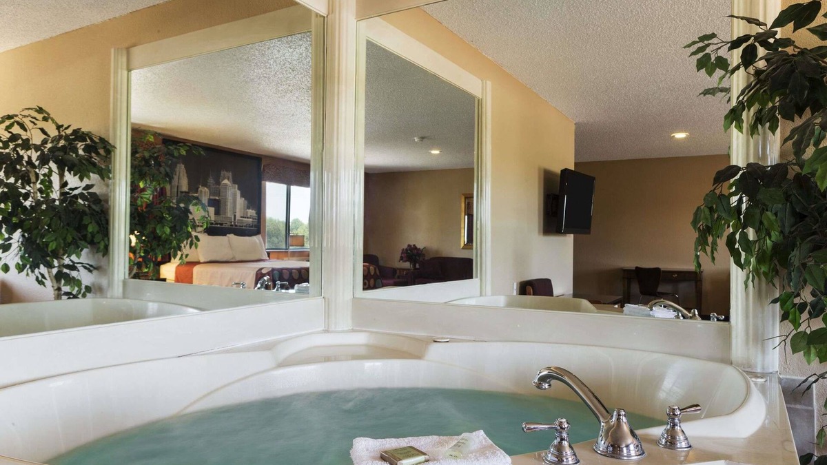 Taylor Hotel | Super 8 by Wyndham Taylor/Detroit Area