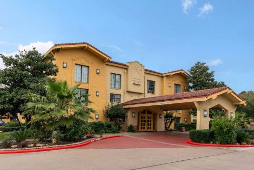 Shenandoah Hotel | Super 8 by Wyndham The Woodlands North